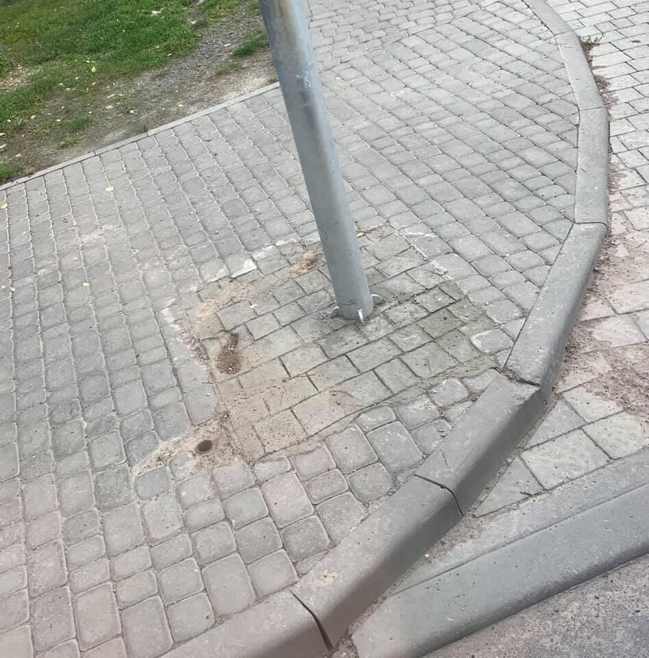 Вместо того, чтобы заделать брусчаткой дыру в тротуаре, коммунальщики нарисовали ее на бетоне