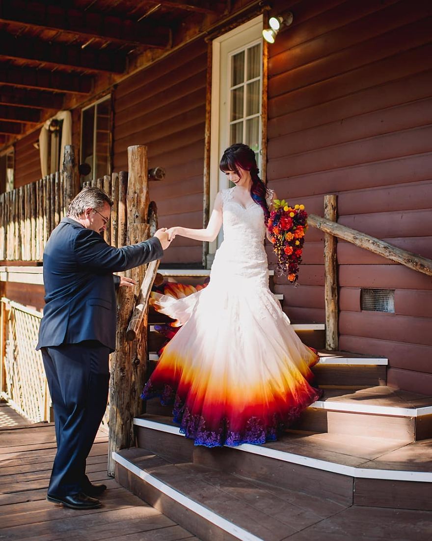 Художница добавила к свадебным платьям немного \"огня\", и люди уверены - лучших нарядов еще никто не создавал. ФОТО