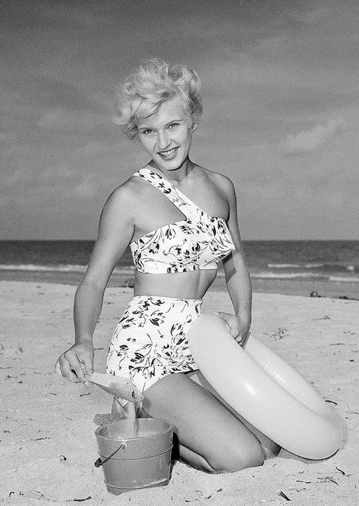 От панталон до микро-бикини: как менялась пляжная мода последних 100 лет. ФОТО