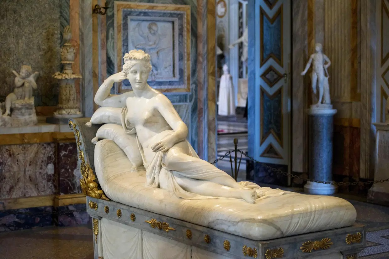 Турист прилег ради селфи в итальянском музее и сломал пальцы 200-летней скульптуры. ФОТО