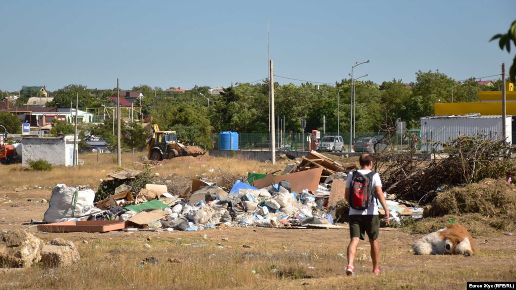 Несанкционированная свалка мусора в микрорайоне улицы Горпищенко