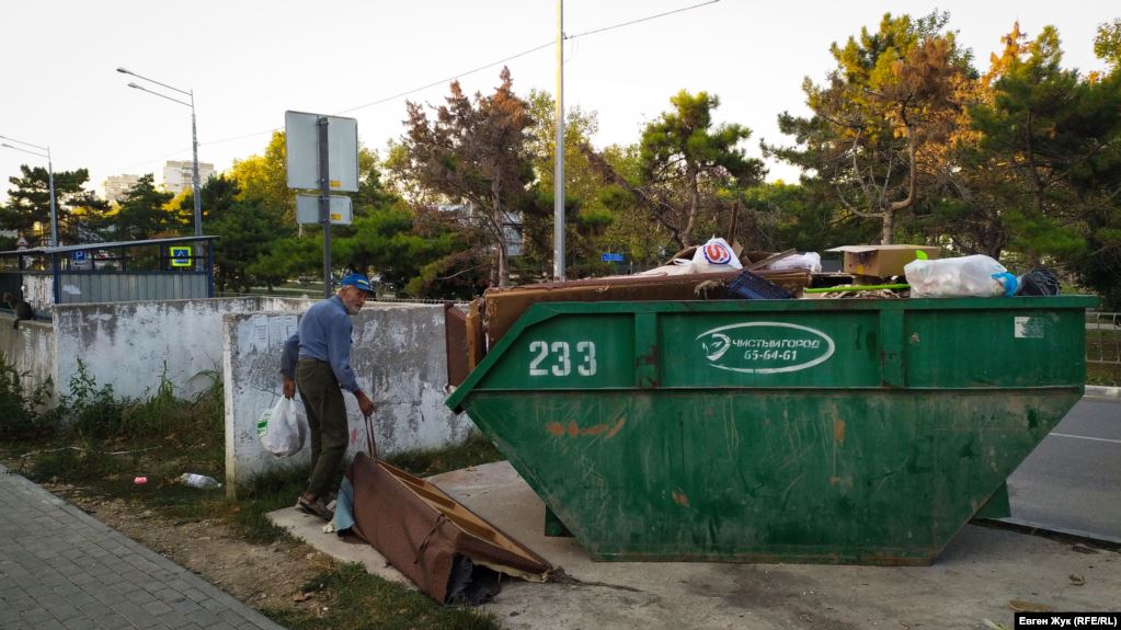 Мужчина у так называемой лодки для мусора на проспекте Генерала Острякова