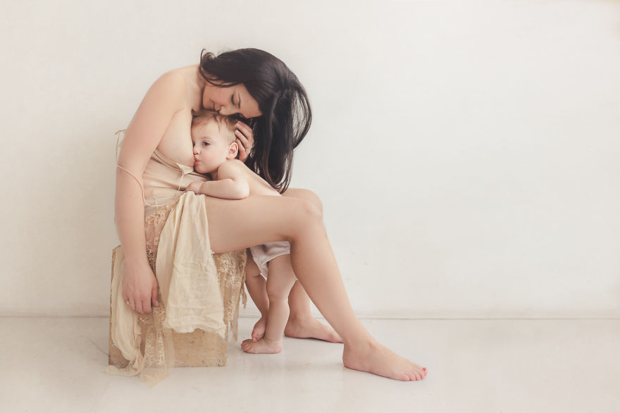 Фотограф снимает кормящих грудью матерей, и это очень красиво. ФОТО