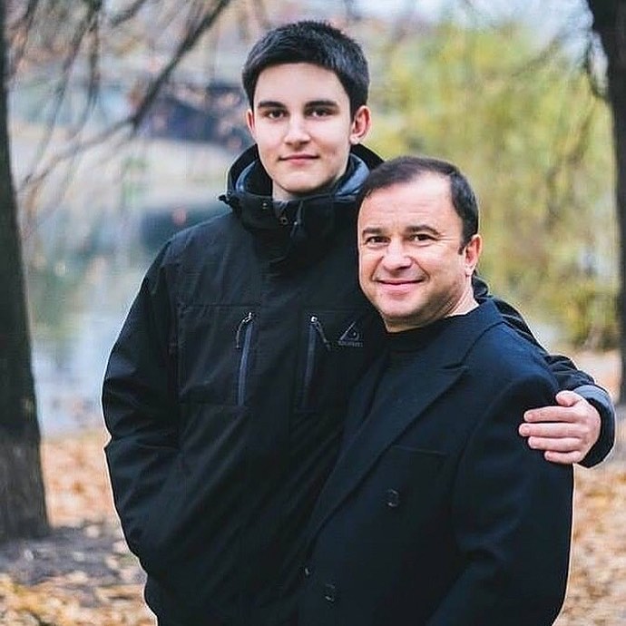 До рождения знали, что назовут Павлом: украинская певица показала архивные фото Виктора Павлика с сыном. ФОТО