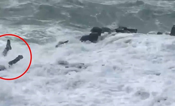Мощная волна смыла в океан позировавшего подростка. ФОТО
