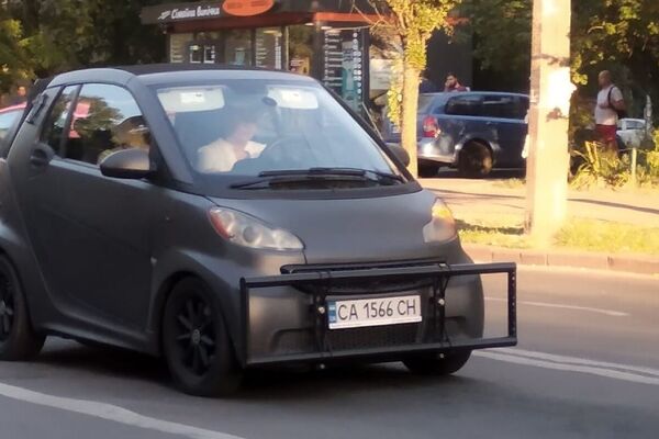 В Киеве засняли автомобиль с необычной защитой от ударов при ДТП