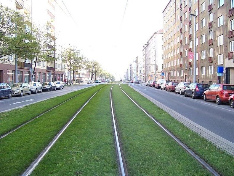 Зеленые трамвайные пути в Европе. ФОТО