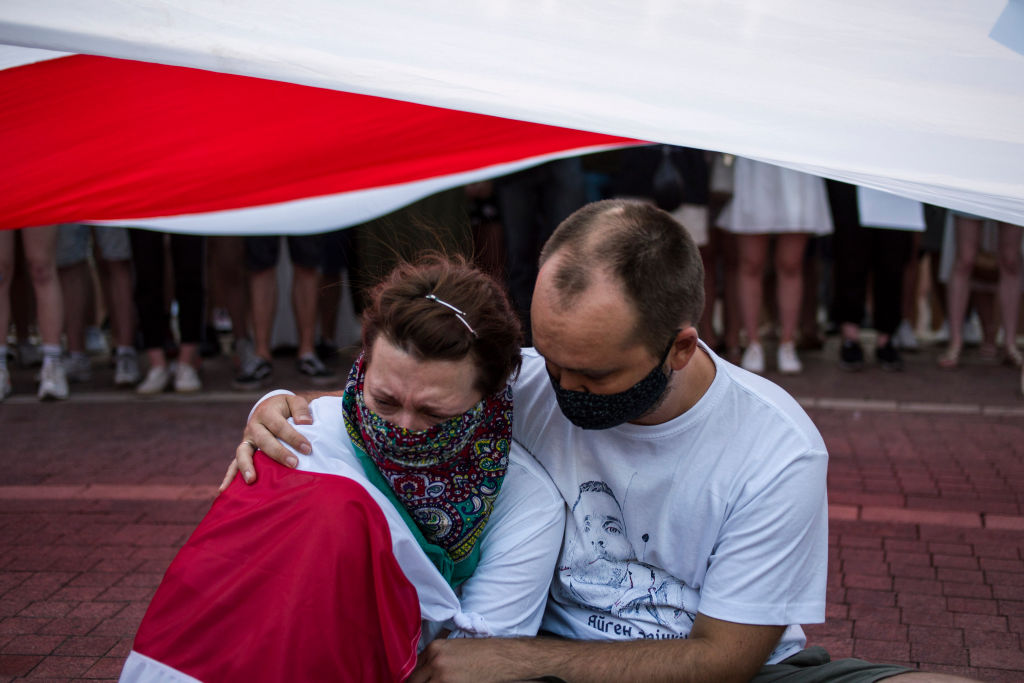 Протесты в Беларуси проходят под бело-красно-белым флагом, но разве их флаг не красно-зеленый? Вот его история. ФОТО