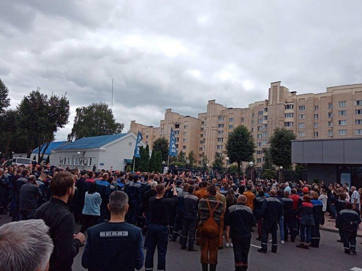 Крупнейшее в Беларуси предприятие устроило забастовку - требуют ухода Лукашенко. ВИДЕО