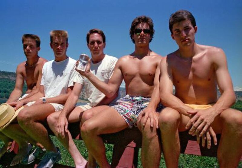 Дружба сквозь годы: каждые пять лет эти пятеро друзей повторяют снимок 1982 года