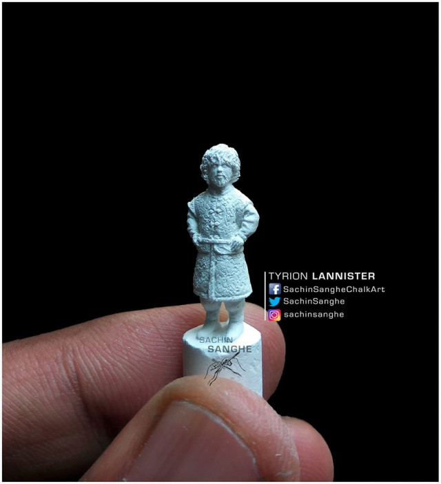 В Индии парень вырезает невероятные крошечные скульптуры из маленьких мелков. ФОТО