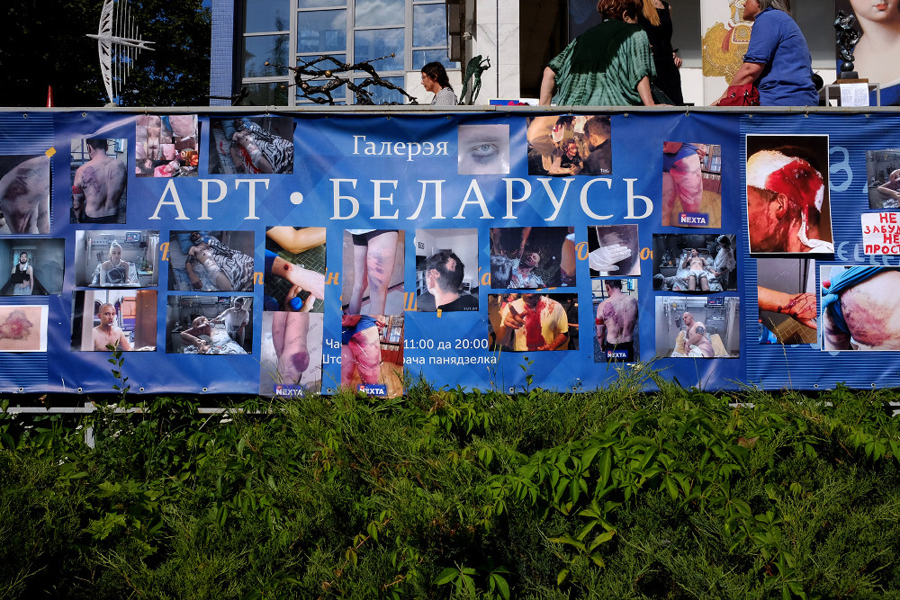В Беларуси художники устроили живую выставку фотографий жертв силовиков. ФОТО