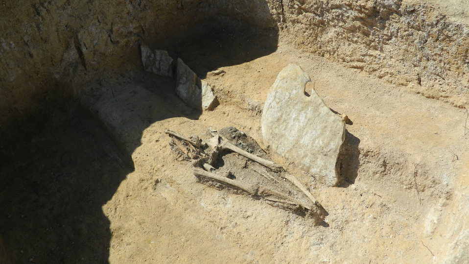 Археологи нашли в Крыму каменный ящик с сожженным ребенком - тайна захоронения поражает. ФОТО