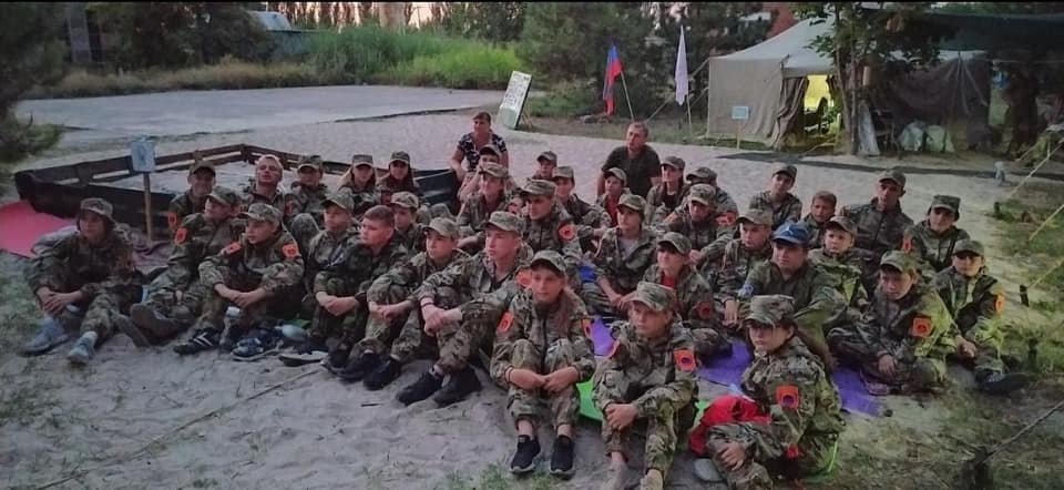 В сети показали фото специфического \"воспитания\" детей на оккупированном Донбассе. ФОТО