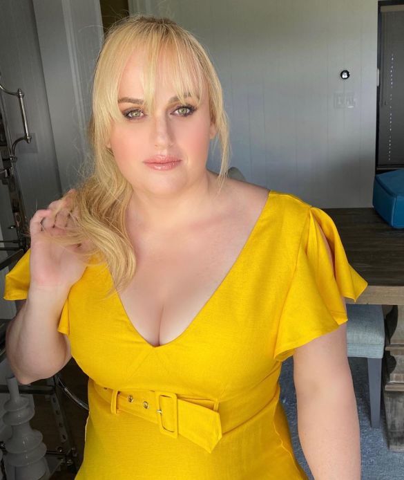 Элегантное желтое платье: Комедийная актриса сильно похудела и сделала яркую фотосессию