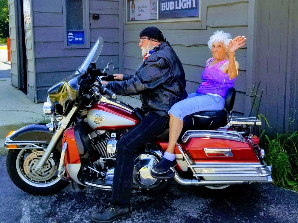 103-летняя женщина сделала тату и прокатилась на байке, \"сбежав\" из дома престарелых. ФОТО