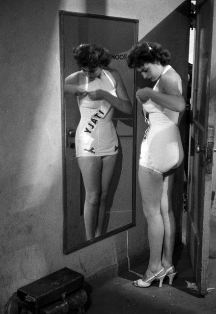 Подглядывая за участницами конкурса «Мисс Вселенная» 50-х годов. ФОТО