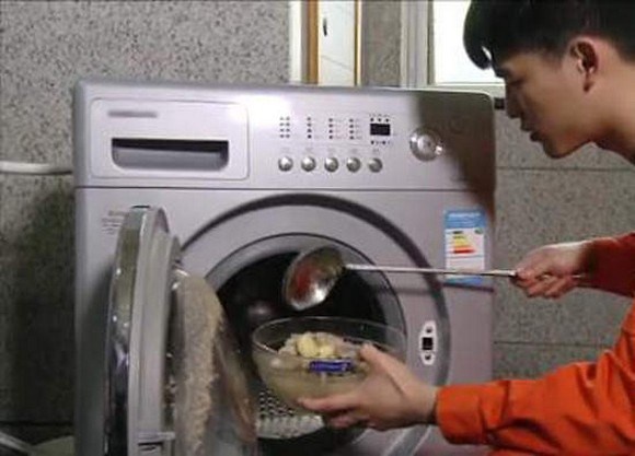 Китаец готовит еду в стиральной машине