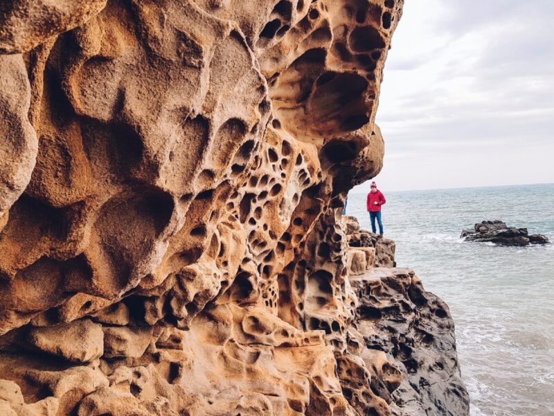 Невероятные «Сырные» скалы — чудо природы на Крымском побережье. ФОТО