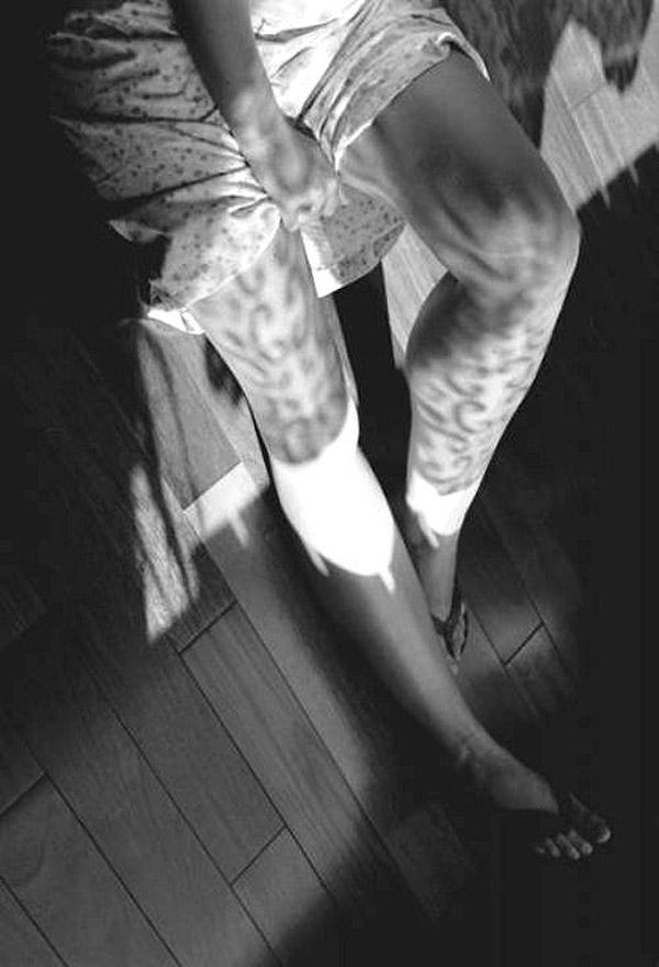 Одетая в тень: эротические фотографии с игрой света и тени. ФОТО