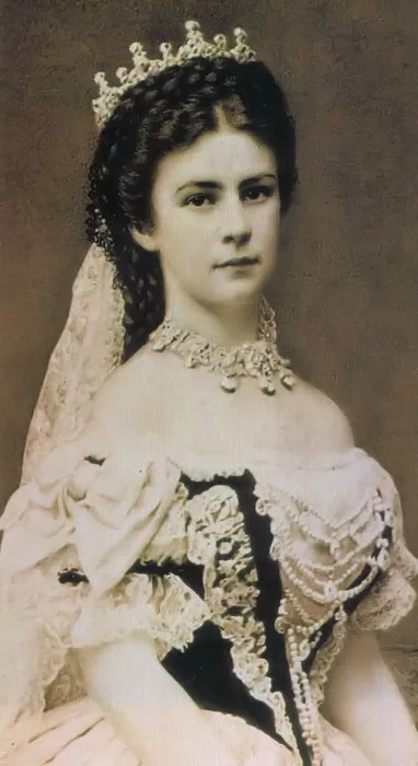Елизавета Баварская: красавица-королева, которую свела с ума свекровь и убил случайный прохожий. ФОТО