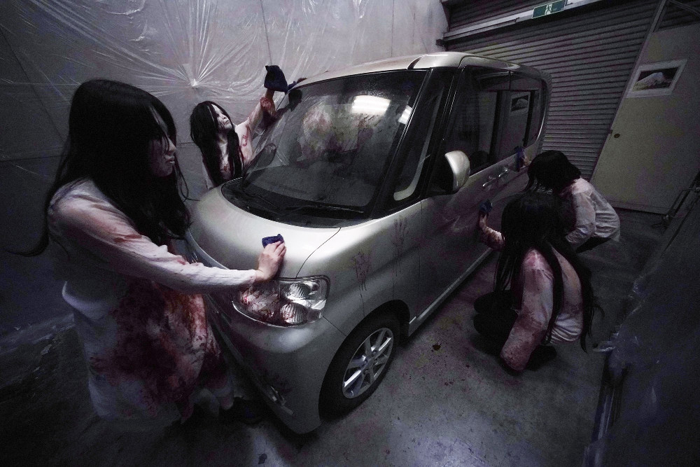В Японии автомойку превратили в аттракцион ужасов - клиентам остается только посочувствовать. ФОТО