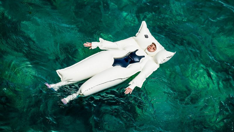 Как выглядит пляжный костюм для людей с аллергией на солнце - дизайнер предложил решение проблемы. ФОТО