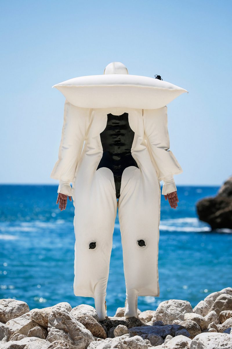 Как выглядит пляжный костюм для людей с аллергией на солнце - дизайнер предложил решение проблемы. ФОТО