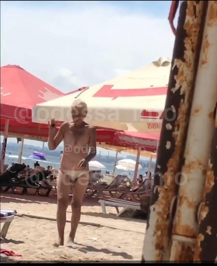 На популярном пляже Одессы неадекватная женщина разгуливает топлесс. ФОТО