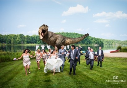 Канадская пара устроила свадебный поезд с динозаврами