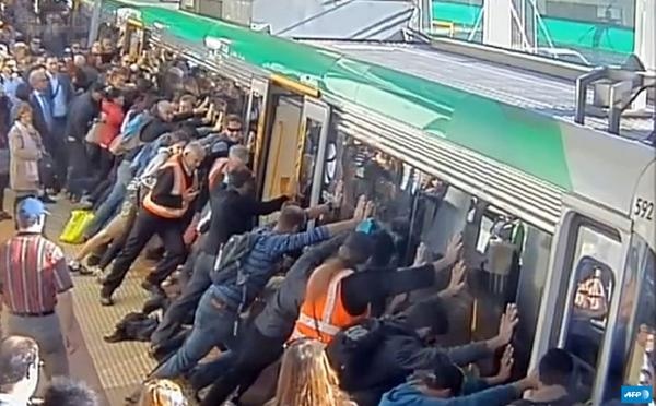 Австралийцы наклонили поезд, чтобы cпасти пассажира