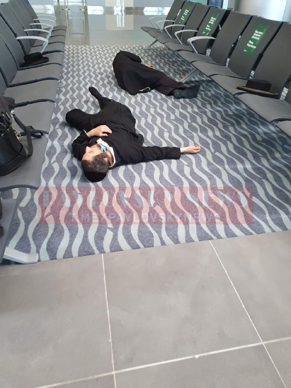 Люди спят на полу, плачут дети - десятки хасидов \"застряли\" в украинских аэропортах. ВИДЕО