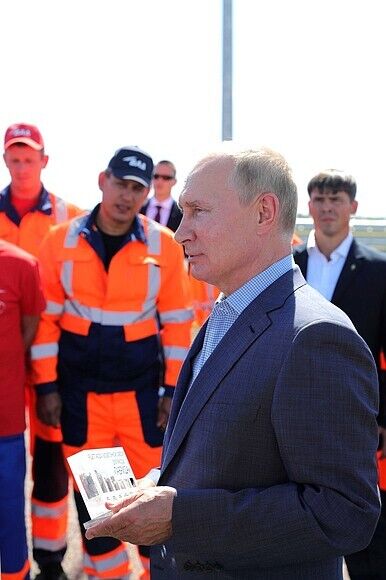 Путину в Крыму подарили килограмм асфальта. ВИДЕО