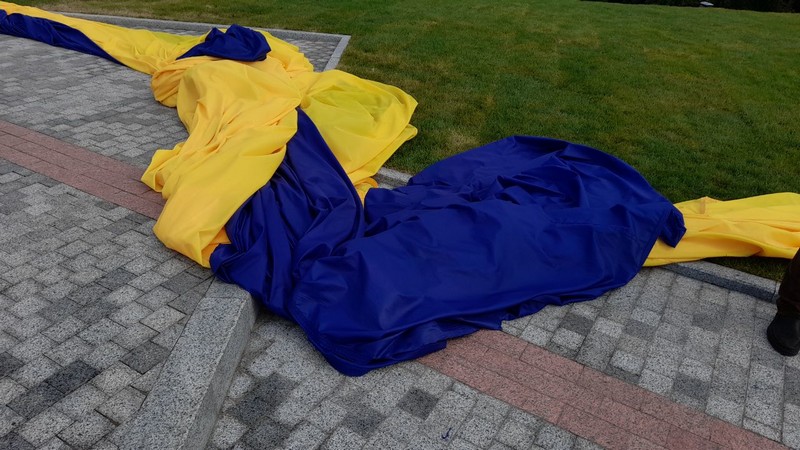 Самый большой флаг Украины пришлось штопать через несколько дней после рекорда. Фото