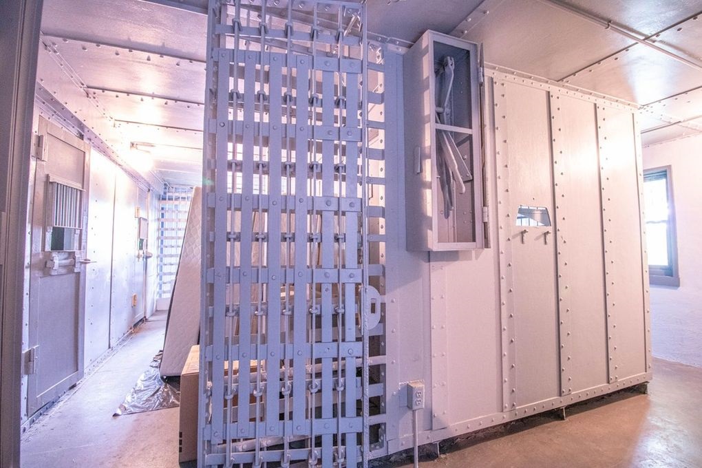 В США выставили на продажу дом с настоящей тюрьмой. Фото