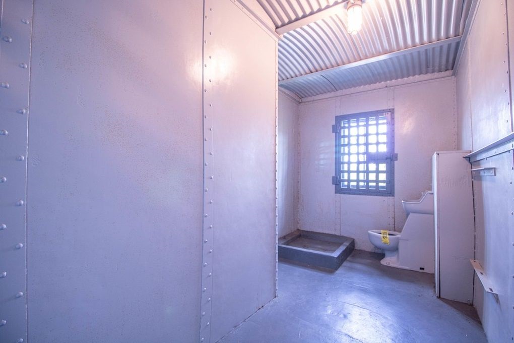 В США выставили на продажу дом с настоящей тюрьмой. Фото