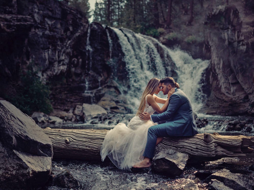Пара не пожалела свадебных нарядов ради эффектных фото в воде - результат того стоил. ФОТО