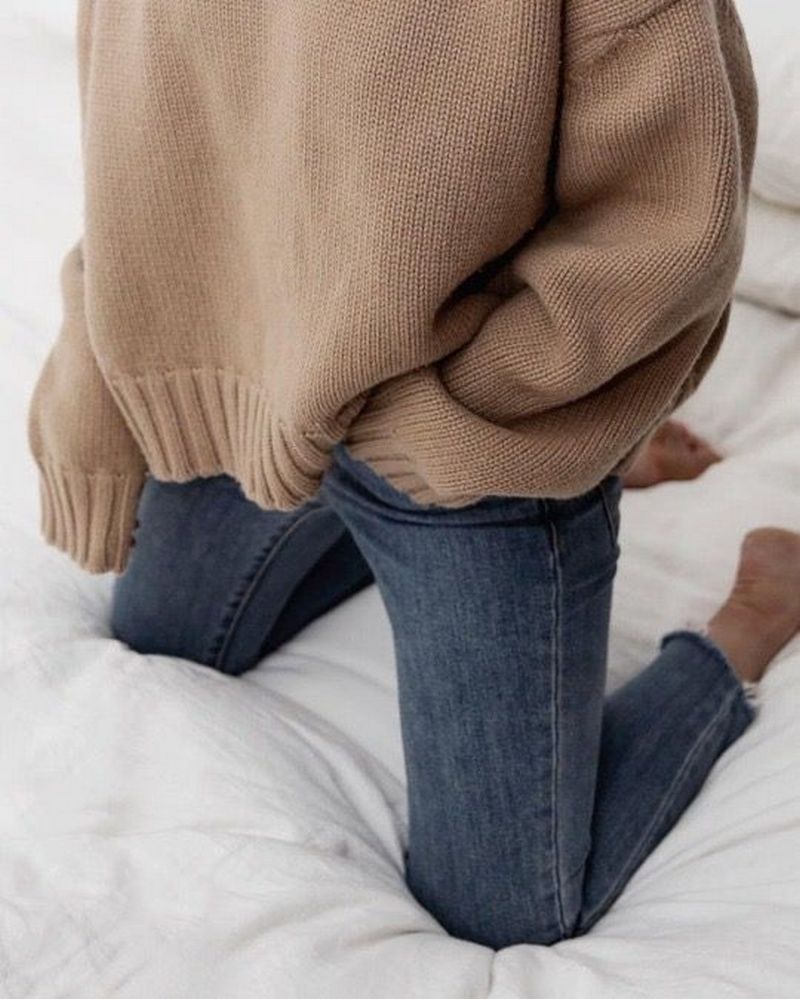 Как носить свитер и джинсы этой осенью: стильные образы. Фото