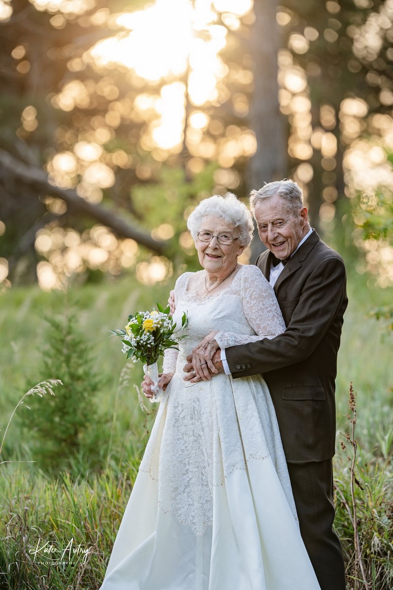 Пара отпраздновала 60-летие брака романтической фотосессией в своих свадебных нарядах. ФОТО