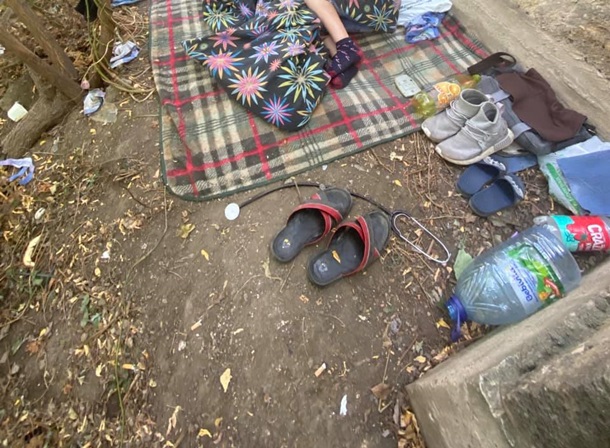 В Одессе семья с ребенком жила в парке. ФОТО