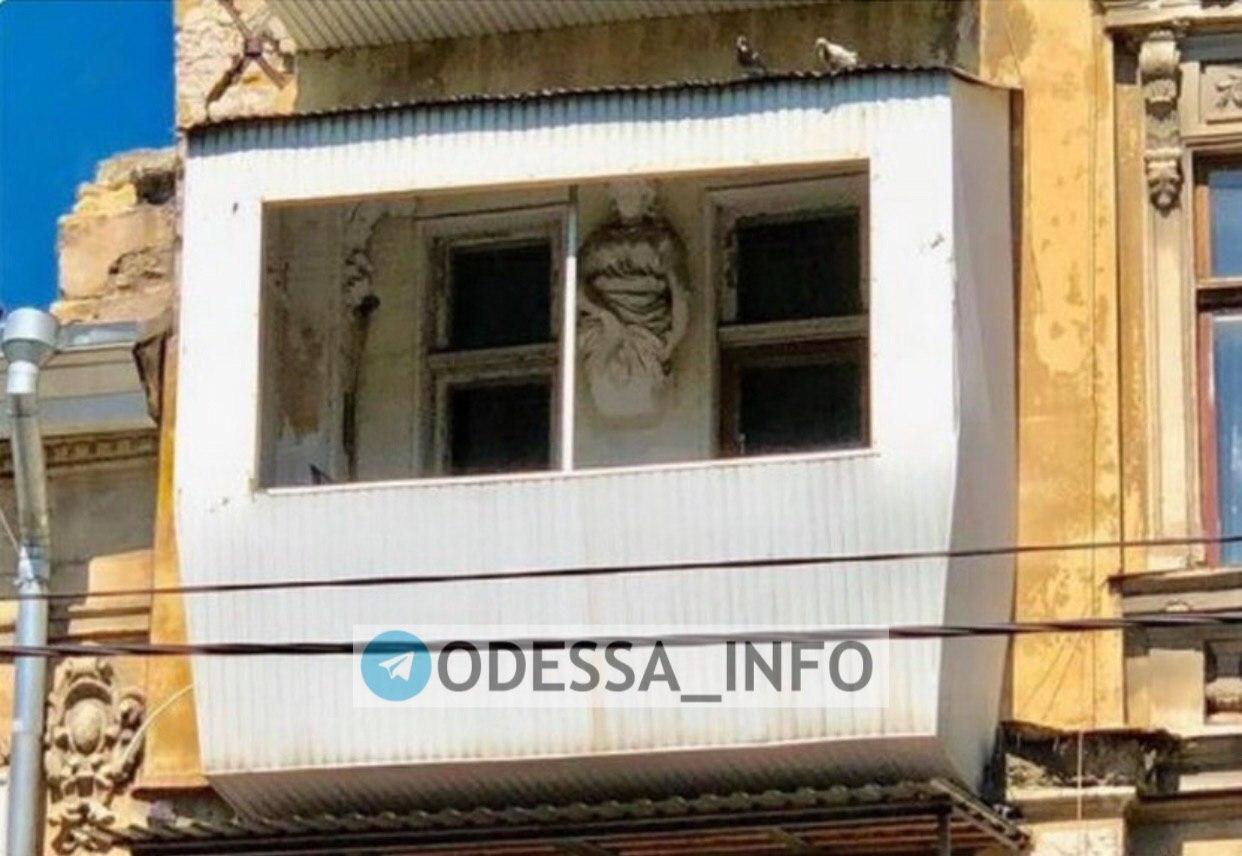 В Одессе балкон построили прямо вокруг старинной скульптуры: фото дикого курьеза. ФОТО