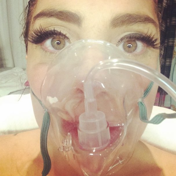 Леди Гага огорчила своих поклонников снимком из больницы