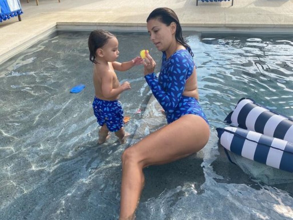 В купальнике: Ева Лонгория позировала в бассейне с сыном. ФОТО