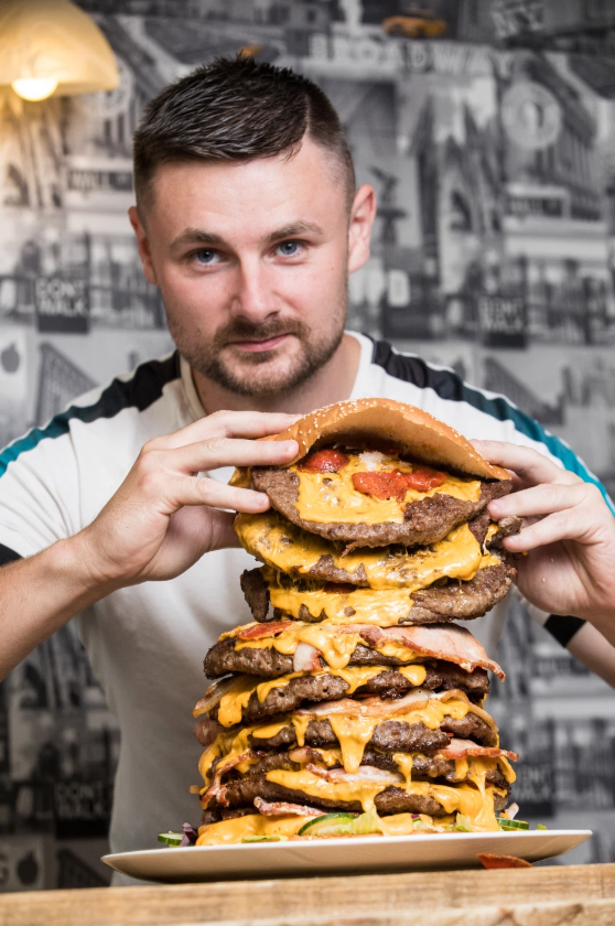 Ресторан приготовил бургер на 32 тысячи калорий - блюдо подарят любому, кто...