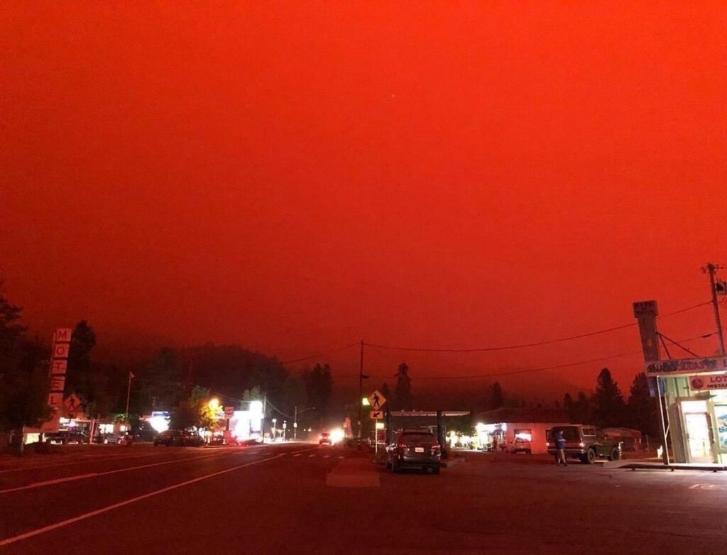 Масштабные пожары в Орегоне: небо стало багровым. Фото