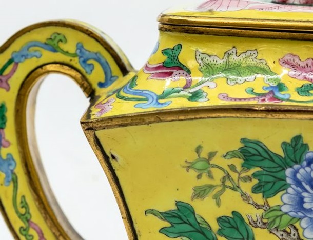 Старый чайник оказался ценным сосудом императора. ФОТО
