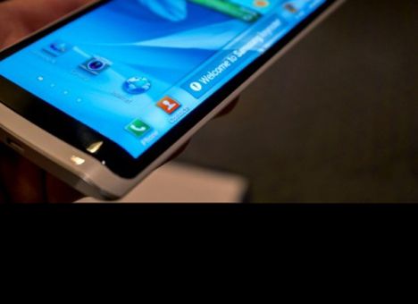 Samsung начал выпуск трехгранных дисплеев 