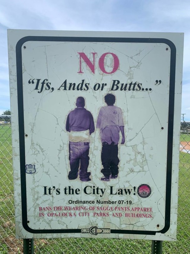 Город в США отменил запрет на спущенные штаны. ФОТО
