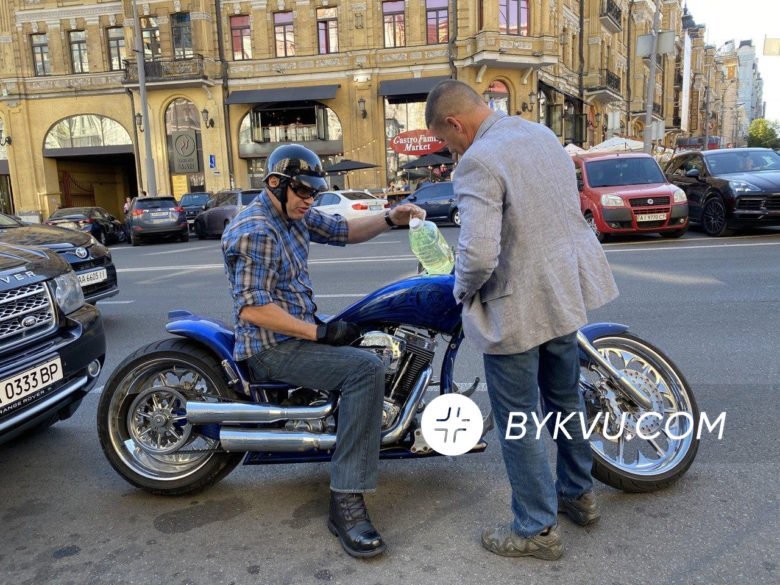 У Кличко в центре Киева закончился бензин: он заправлялся из пластиковой бутылки. ВИДЕО