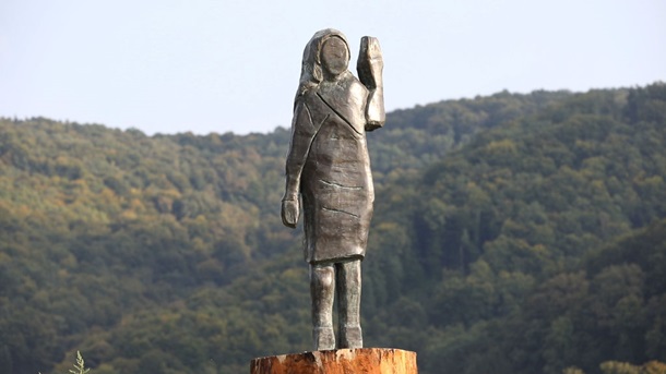 В Словении установили новую статую Мелании Трамп. ФОТО